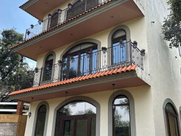 Exclusiva Finca en Venta con Elegante Diseño Mexicano y Caballerizas. Amueblada
