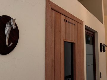 Exclusiva Finca en Venta con Elegante Diseño Mexicano y Caballerizas. Amueblada