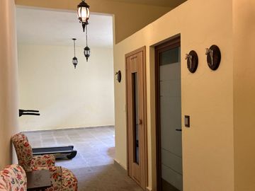 Exclusiva Finca en Venta con Elegante Diseño Mexicano y Caballerizas. Amueblada
