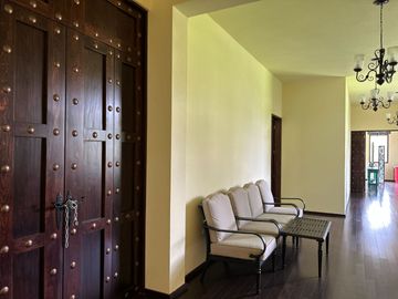Exclusiva Finca en Venta con Elegante Diseño Mexicano y Caballerizas. Amueblada