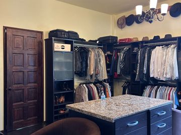 Exclusiva Finca en Venta con Elegante Diseño Mexicano y Caballerizas. Amueblada