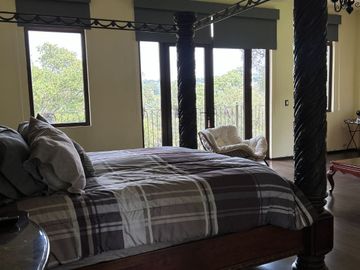 Exclusiva Finca en Venta con Elegante Diseño Mexicano y Caballerizas. Amueblada