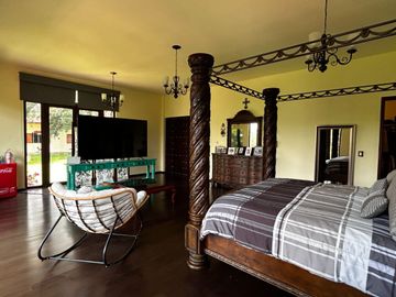 Exclusiva Finca en Venta con Elegante Diseño Mexicano y Caballerizas. Amueblada