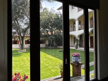 Exclusiva Finca en Venta con Elegante Diseño Mexicano y Caballerizas. Amueblada