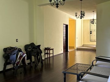 Exclusiva Finca en Venta con Elegante Diseño Mexicano y Caballerizas. Amueblada