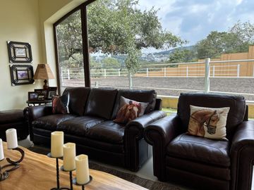 Exclusiva Finca en Venta con Elegante Diseño Mexicano y Caballerizas. Amueblada