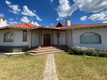 ESPECTACULAR CASA DE UNA PLANTA EN RENTA – ESTILO CAMPESTRE! VALLE DE LOS CHILLOS