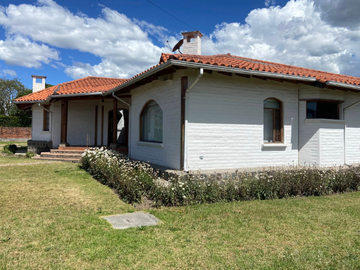 ESPECTACULAR CASA DE UNA PLANTA EN RENTA – ESTILO CAMPESTRE! VALLE DE LOS CHILLOS