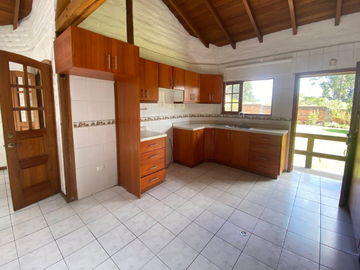 ESPECTACULAR CASA DE UNA PLANTA EN RENTA – ESTILO CAMPESTRE! VALLE DE LOS CHILLOS
