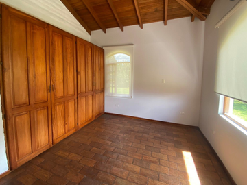 ESPECTACULAR CASA DE UNA PLANTA EN RENTA – ESTILO CAMPESTRE! VALLE DE LOS CHILLOS