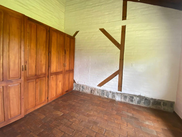 ESPECTACULAR CASA DE UNA PLANTA EN RENTA – ESTILO CAMPESTRE! VALLE DE LOS CHILLOS