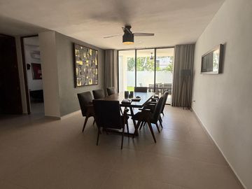 Casa en Venta con Recámara en Planta Baja Amueblada en Privada Botánico, Conkal