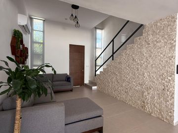 Casa en Venta con Recámara en Planta Baja Amueblada en Privada Botánico, Conkal