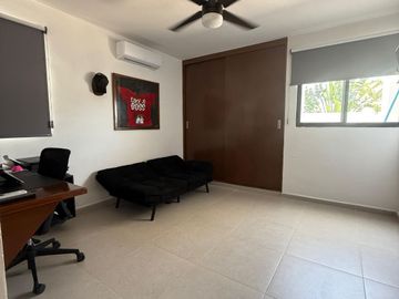 Casa en Venta con Recámara en Planta Baja Amueblada en Privada Botánico, Conkal