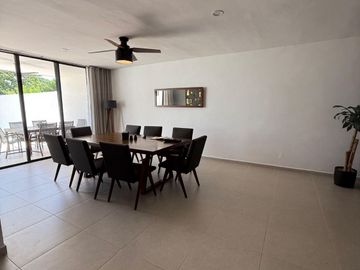 Casa en Venta con Recámara en Planta Baja Amueblada en Privada Botánico, Conkal