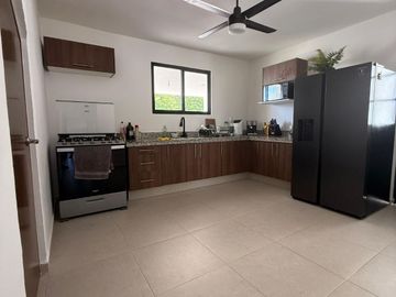 Casa en Venta con Recámara en Planta Baja Amueblada en Privada Botánico, Conkal
