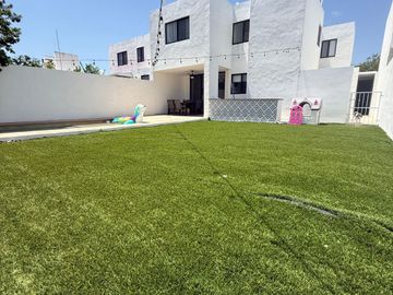 Casa en Venta con Recámara en Planta Baja Amueblada en Privada Botánico, Conkal