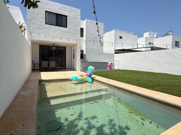 Casa en Venta con Recámara en Planta Baja Amueblada en Privada Botánico, Conkal