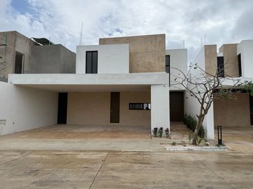 Casa en Venta con Habitación en Planta Baja en Privada en Temozón Norte