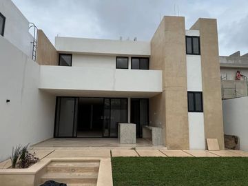 Casa en Venta con Habitación en Planta Baja en Privada en Temozón Norte
