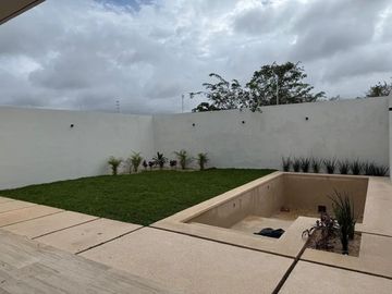 Casa en Venta con Habitación en Planta Baja en Privada en Temozón Norte