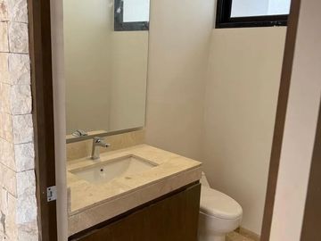 Casa en Venta con Habitación en Planta Baja en Privada en Temozón Norte
