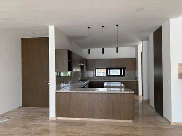 Casa en Venta con Habitación en Planta Baja en Privada en Temozón Norte