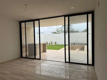 Casa en Venta con Habitación en Planta Baja en Privada en Temozón Norte
