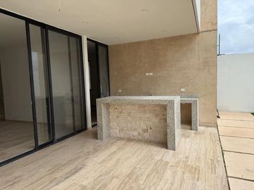 Casa en Venta con Habitación en Planta Baja en Privada en Temozón Norte