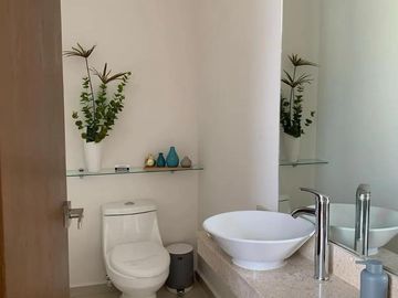 Casa en venta con alberca en privada Amelia 18