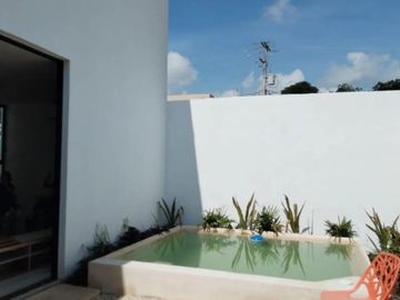 Casa en venta con alberca en privada Amelia 18