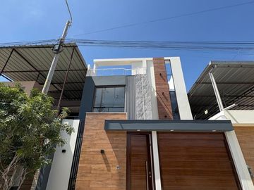 HERMOSA CASA DE ESTRENO CON PISCINA EN VENTA - URB. BOULEVARD PARK PLAZA - PIURA