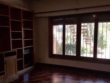 NUEVO VALOR !!! CASA EN P.H, PLANTA BAJA CON PARQUE Y COCHERA. 120 M2 CUBIERTOS