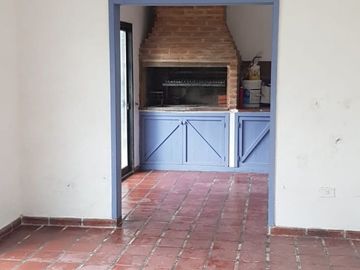 NUEVO VALOR !!! CASA EN P.H, PLANTA BAJA CON PARQUE Y COCHERA. 120 M2 CUBIERTOS