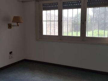 NUEVO VALOR !!! CASA EN P.H, PLANTA BAJA CON PARQUE Y COCHERA. 120 M2 CUBIERTOS