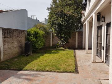 NUEVO VALOR !!! CASA EN P.H, PLANTA BAJA CON PARQUE Y COCHERA. 120 M2 CUBIERTOS