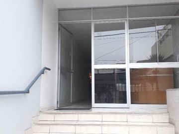 EN VENTA FUNCIONAL DPTO FLAT  PRIMER PISO EN LINCE LIMITE CON SAN ISIDRO