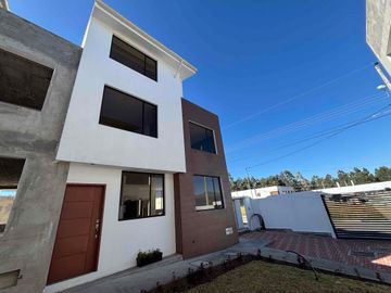 Casas de venta en Sangolquí de 3 dormitorios, Quito - Ecuador