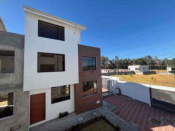 Casas de venta en Sangolquí de 3 dormitorios, Quito - Ecuador