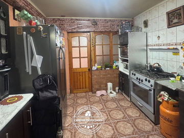 VENDE C ASA DE DOS PISOS EN EL BOSQUE
