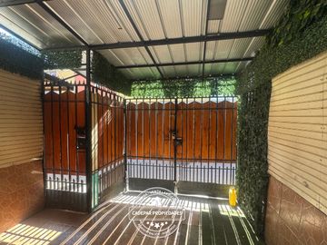 VENDE C ASA DE DOS PISOS EN EL BOSQUE