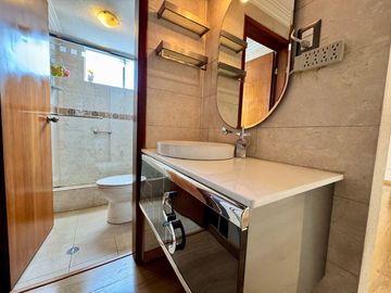 VENDO DEPARTAMENTO DE TRES DORMITORIOS EN LA AV. EL INCA Y SEIS DE DICIEMBRE