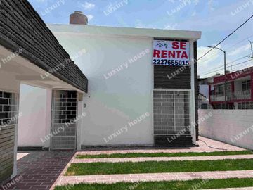 CASA EN RENTA CASA HABITACIÓN !!IDEAL PARA OFICINA O CONSULTORIO EN ESQUINA, CON LOCAL.