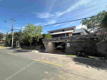 Rento Casa Amplia con patio.