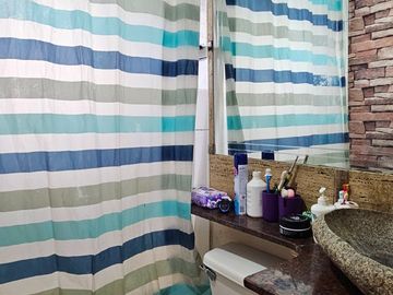 CASA EN SECTOR TRONCOS VIEJOS. 3 DORMITORIOS, 1 BAÑO, ESTACIONAMIENTO PARA 2 AUTOS