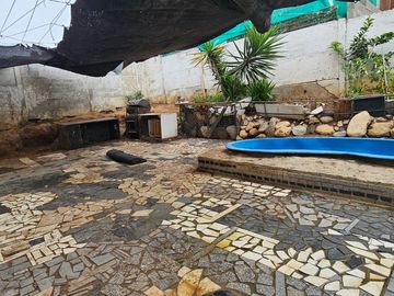 CASA EN SECTOR TRONCOS VIEJOS. 3 DORMITORIOS, 1 BAÑO, ESTACIONAMIENTO PARA 2 AUTOS