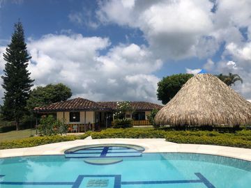 SE VENDE O SE PERMUTA FINCA TURISTICA ALCALA VALLE