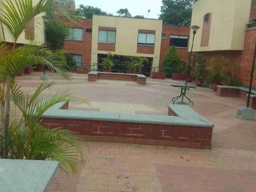VENDO CASA, SECTOR LA HACIENDA, SUR DE CALI