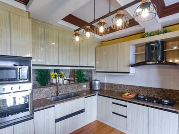 5-Bedroom House with Swimming Pool in Los Baños, Laguna