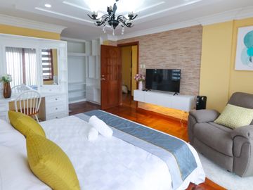 5-Bedroom House with Swimming Pool in Los Baños, Laguna